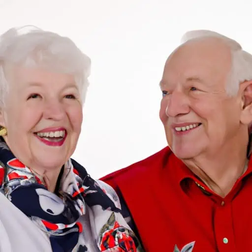 5. תמונה של זוג קשישים חייכניים, המייצגים את הטבות קצבת הזקנה