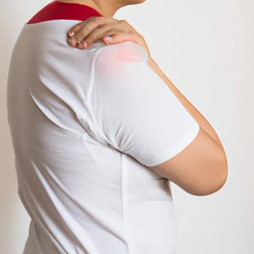 תמונה של אדם שמנהל משימות יומיומיות למרות הסתיידות בכתף